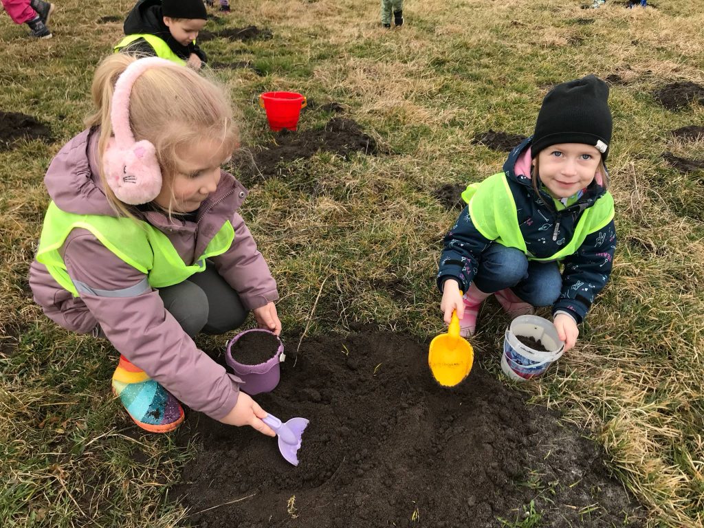 Dzieci kopią w ziemi.
