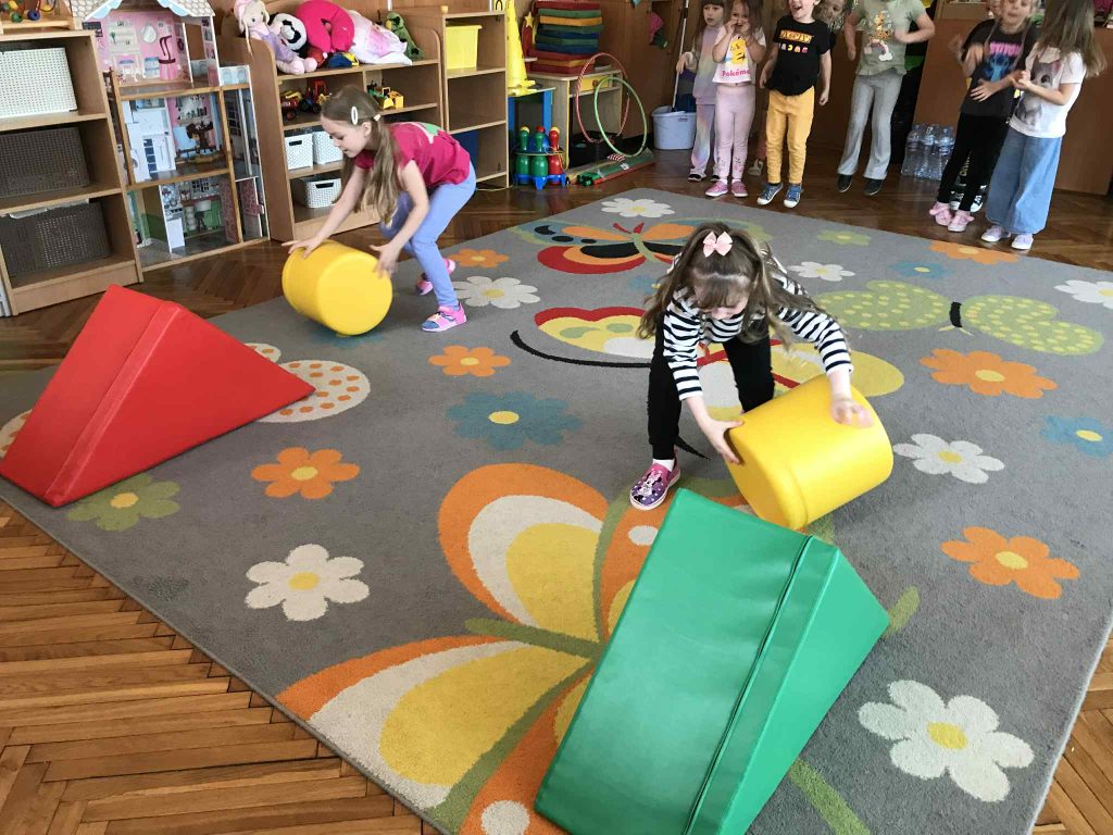 Dzieci pokonują tor przeszkód.