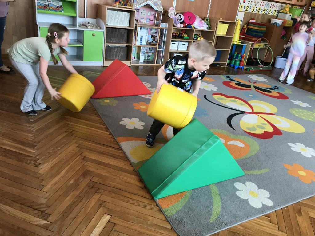 Dzieci pokonują tor przeszkód.