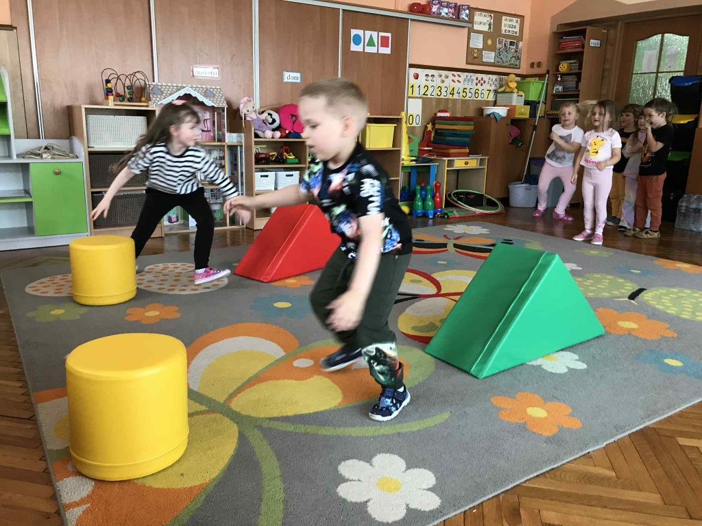 Dzieci pokonują tor przeszkód.