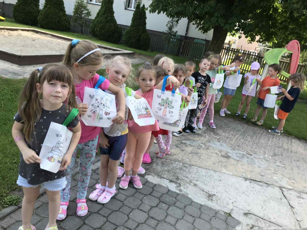 Dzieci pokazują pokolorowane torby.