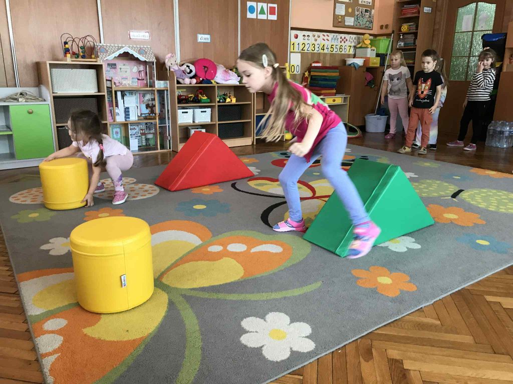 Dzieci pokonują tor przeszkód.