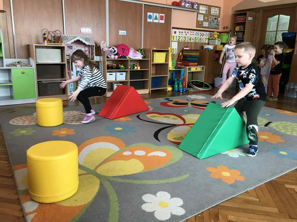 Dzieci pokonują tor przeszkód.