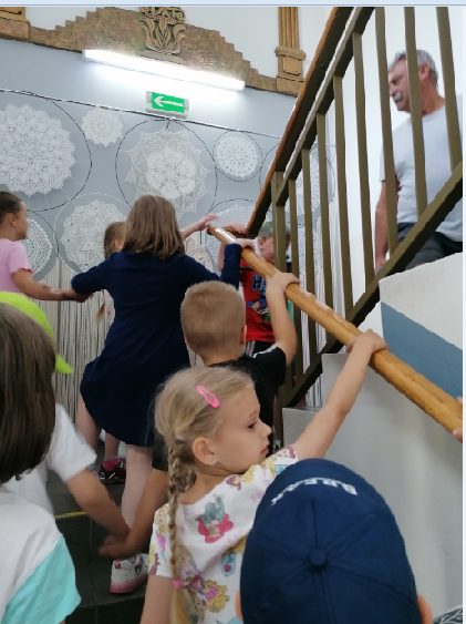 Dzieci zwiedzają Dom Kultury