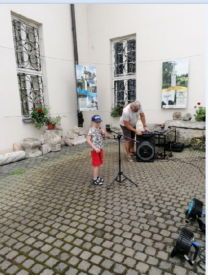 Chłopiec recytuje wiersz