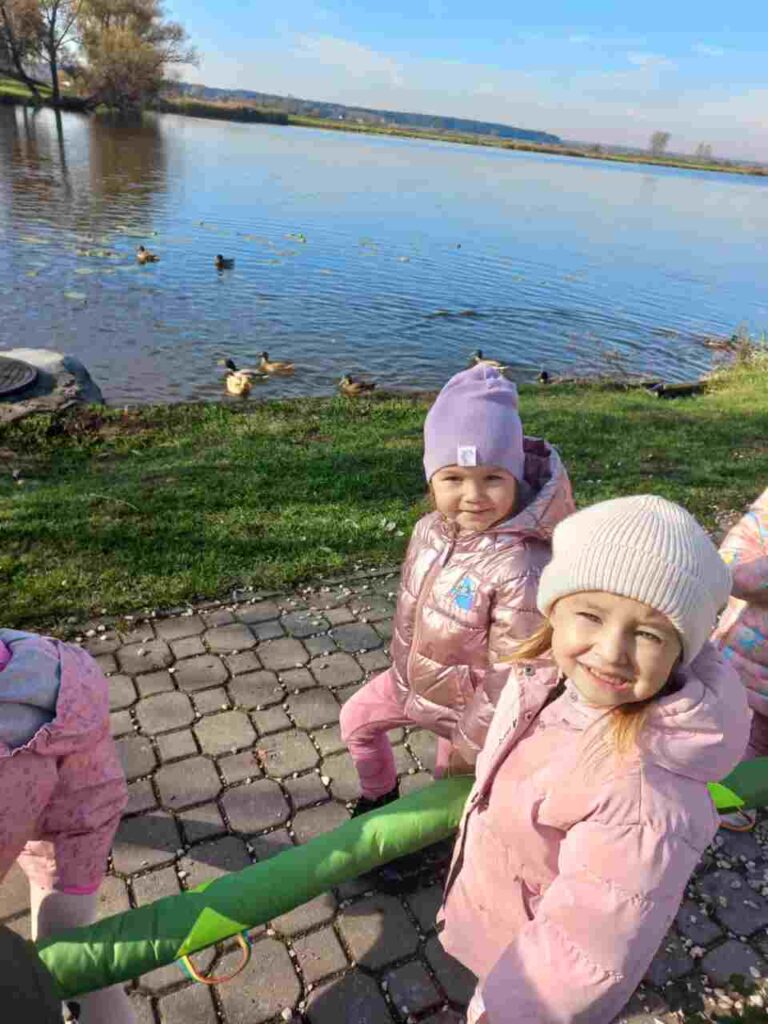 Dzieci na jesiennym spacerze.