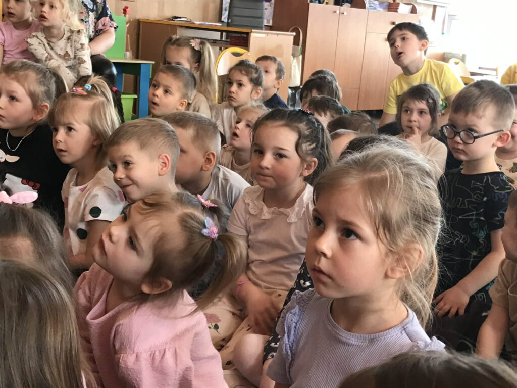 Dzieci oglądają przedstawienie.