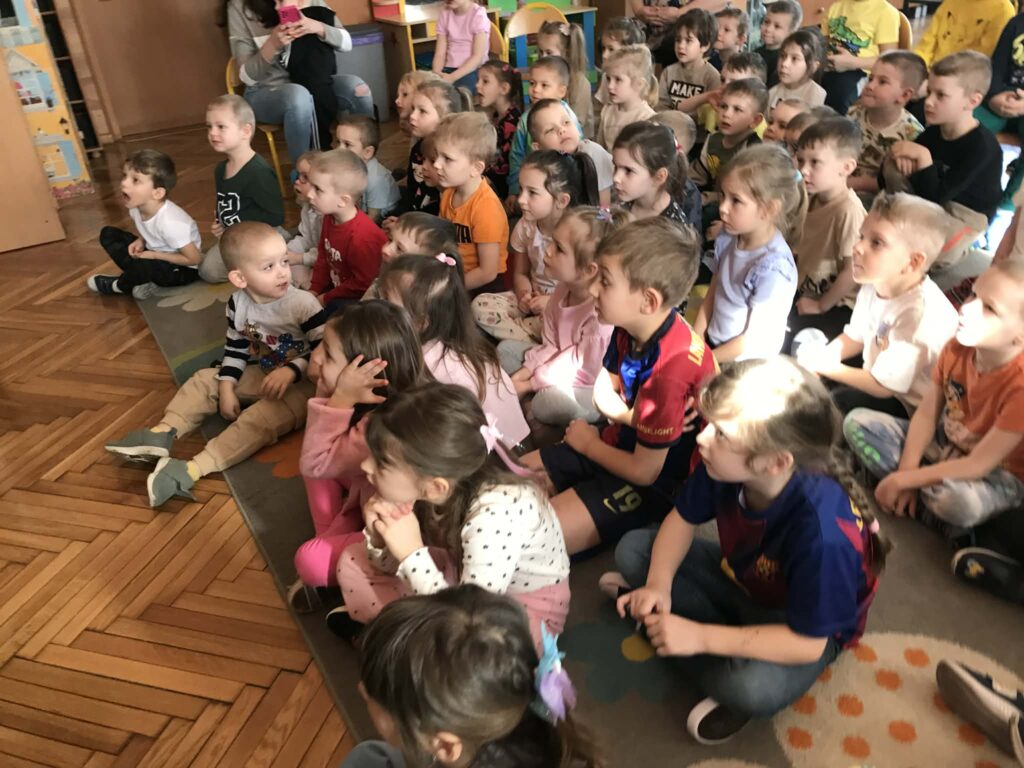 Dzieci oglądają przedstawienie.