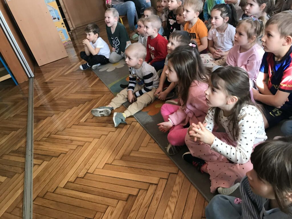 Dzieci oglądają przedstawienie.